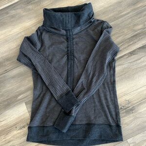 In a cinch lululemon reversible sweater size 6